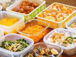 忙しいあなたにぴったり！スーパーの惣菜×冷凍弁当の新提案