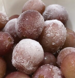 冷凍 ぶどうのお弁当：シャインマスカットの簡単レシピと食中毒対策