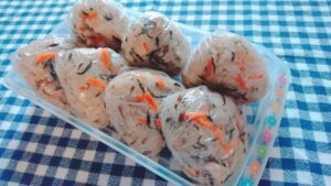 冷凍おにぎり、お弁当に自然解凍は危険?安全&美味しく食べる方法